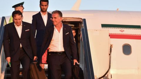 El entrenador de Irán Carlos Queiroz sale del avión en el aeropuerto Vnukovo de Moscú. (Foto:  Yuri KADOBNOV / AFP/Getty Images)