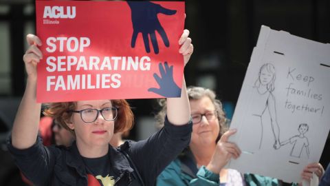 Activistas defienden que las familias se mantengan juntas.