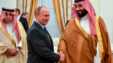 Vladimir Putin y el príncipe Mohammed bin Salman. YURI KADOBNOV/AFP/Getty Images