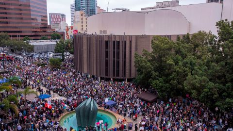 Manifestantes en San Diego exigen el cese de la separación de familias inmigrantes.