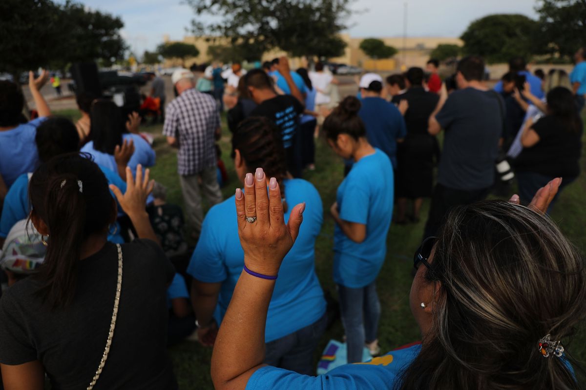 Una vigilia de oración frente a Casa Padre, un centro para niños inmigrantes en Texas.