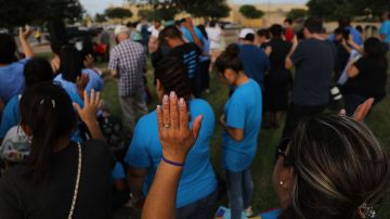 Una vigilia de oración frente a Casa Padre, un centro para niños inmigrantes en Texas.