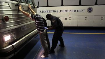 ICE traslada a inmigrantes hacia una prisión federal en California.