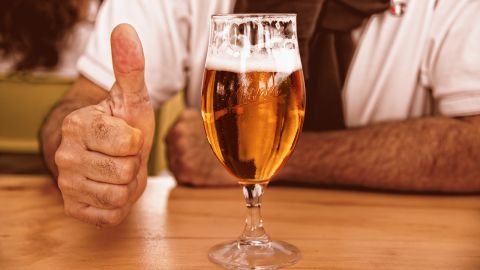 Beber alcohol podría salvarte.