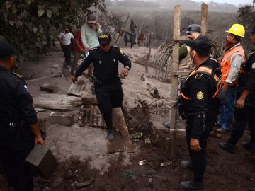 Agentes de policía trabajan en el pueblo El Rodeo, departamento de Escuintla, después de la erupción del volcán.