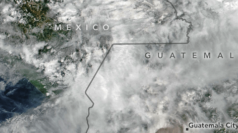 La columna de cenizas de 9 millas pasó a través de las nubes.