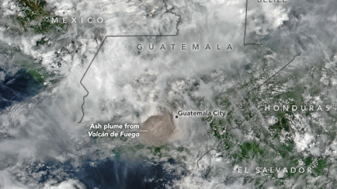 La columna de cenizas de 9 millas pasó a través de las nubes.
