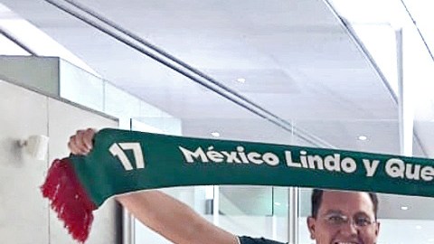 Aficionados mexicanos llevaron mil bufandas a Rusia para venderlas