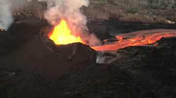 La fisura 8 del volcán Kilauea sigue arrojando lava.
