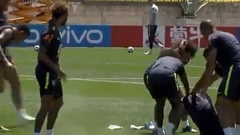 Neymar y los jugadores de Brasil llenaron de huevos y harina a Coutinho