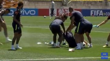 Neymar y los jugadores de Brasil llenaron de huevos y harina a Coutinho