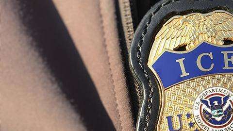 ICE está aumentando la detención de inmigrantes indocumentados.