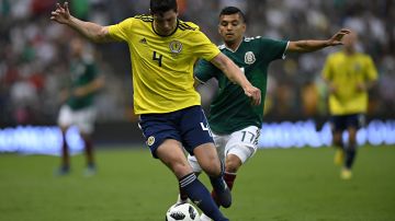 "Tecatito" Corona disputa un esférico, en el triunfo 1-0 de México sobre Escocia