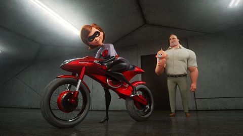 Elastigirl tiene una misión: salvar el mundo. Mr. Incredible también: cuidar a los niños.