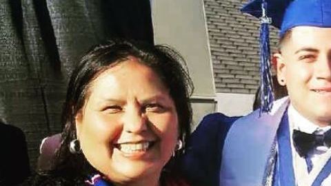 El actor posa con un alumno recién graduado.
