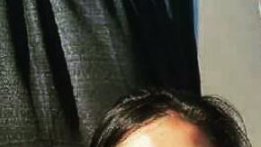 El actor posa con un alumno recién graduado.