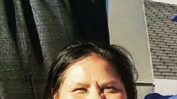 El actor posa con un alumno recién graduado.