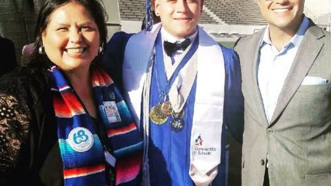 El actor posa con un alumno recién graduado.