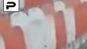 Aficionada japonesa recoge basura en la Mordovia Arena de Saransk.