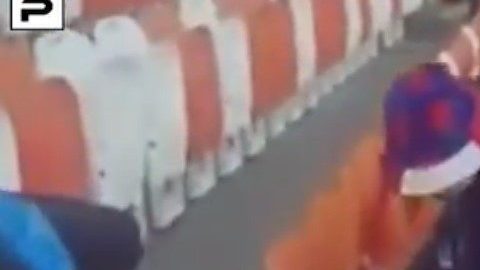 Aficionada japonesa recoge basura en la Mordovia Arena de Saransk.