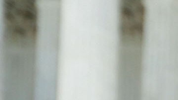 Vargas sostiene a la angelina de herencia oaxaqueña Sophie Cruz (C) en una rueda de prensa frente a la Corte Suprema.