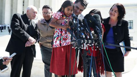 Vargas sostiene a la angelina de herencia oaxaqueña Sophie Cruz (C) en una rueda de prensa frente a la Corte Suprema.