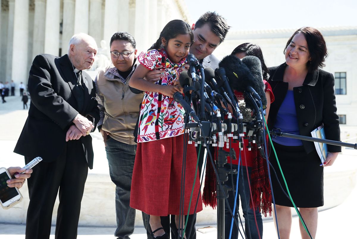 Vargas sostiene a la angelina de herencia oaxaqueña Sophie Cruz (C) en una rueda de prensa frente a la Corte Suprema.