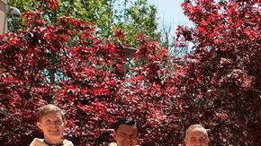 Jose Gomez, arzobispo de L.A., rodeado de sacerdotes.