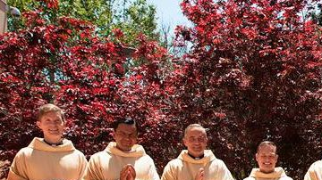 Jose Gomez, arzobispo de L.A., rodeado de sacerdotes.