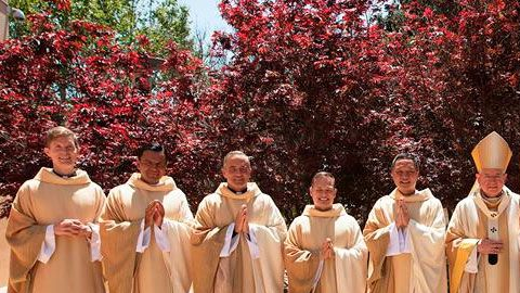 Jose Gomez, arzobispo de L.A., rodeado de sacerdotes.