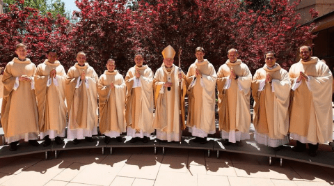 Jose Gomez, arzobispo de L.A., rodeado de sacerdotes.