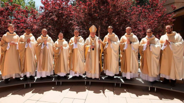 Jose Gomez, arzobispo de L.A., rodeado de sacerdotes.