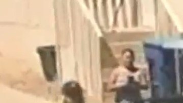 Dos transeúntes graban el encuentro entre la pareja y los agentes del sheriff.