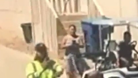 Dos transeúntes graban el encuentro entre la pareja y los agentes del sheriff.