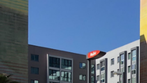 La Coalición de la Comunidad de Wilshire realizó una manifestación el domingo por la tarde.