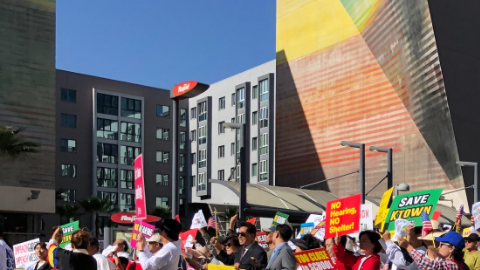 La Coalición de la Comunidad de Wilshire realizó una manifestación el domingo por la tarde.