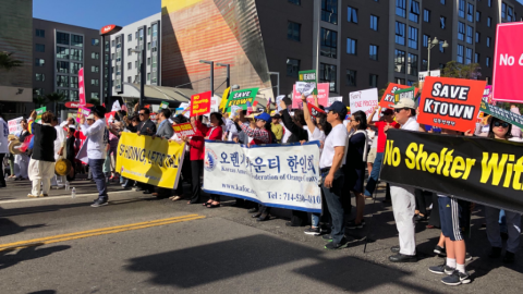La Coalición de la Comunidad de Wilshire realizó una manifestación el domingo por la tarde.