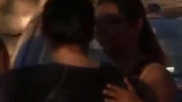 Vecinos, parientes y personal de la escuela de Anthony realizaron una vigilia frente al apartamento donde fue herido.