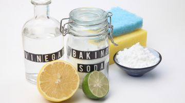 El vinagre blanco, el bicarbonato de sodio y el limón son productos naturales no tóxicos que funcionan en la limpieza  de la parrilla.