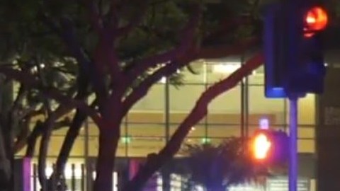Un agente de policía vuelve sobre los pasos de la víctima.