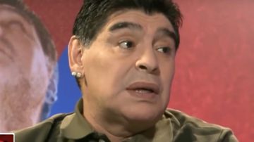 Diego Armando Maradona 'se pone la verde'.