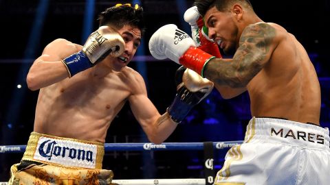 Leo Santa Cruz v Abner Mares durante la pelea en Staples Center.