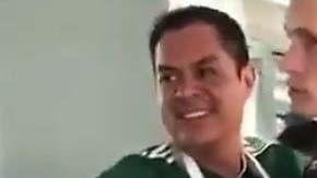 Un aficionado mexicano retó al humor de un guardia ruso en Ekaterimburgo.