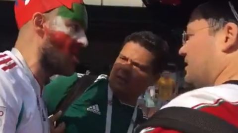 Trifulca en las calles de Moscú por el uso de una botarga de AMLO.