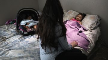 Christina, inmigrante indocumentada de 30 años, vela por sus hijos nacidos en EEUU. Ella ha vivido en Colorado durante 26 años.