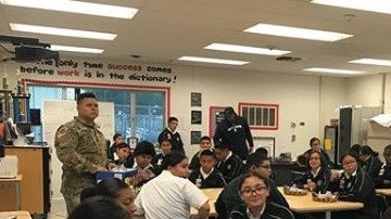 Alumnos en un salón de clases del NVMI.