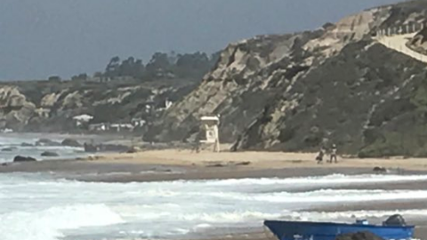 La barca fue retirada de la playa mientras continuaba la investigación.