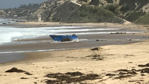 La barca fue retirada de la playa mientras continuaba la investigación.