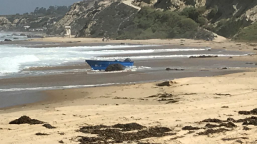 La barca fue retirada de la playa mientras continuaba la investigación.