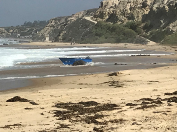 La barca fue retirada de la playa mientras continuaba la investigación.